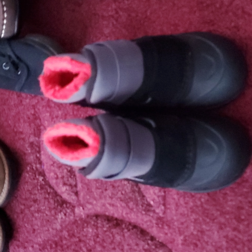 North Face black toddler size 7 snowboots $35
